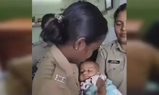 ಕೇರಳ : ವಲಸೆ ಕಾರ್ಮಿಕೆಯ ನಾಲ್ಕು ತಿಂಗಳ ಮಗುವಿನ ಪಾಲಿಗೆ ಅಮ್ಮನಾದ ಪೊಲೀಸ್ ಅಧಿಕಾರಿ!