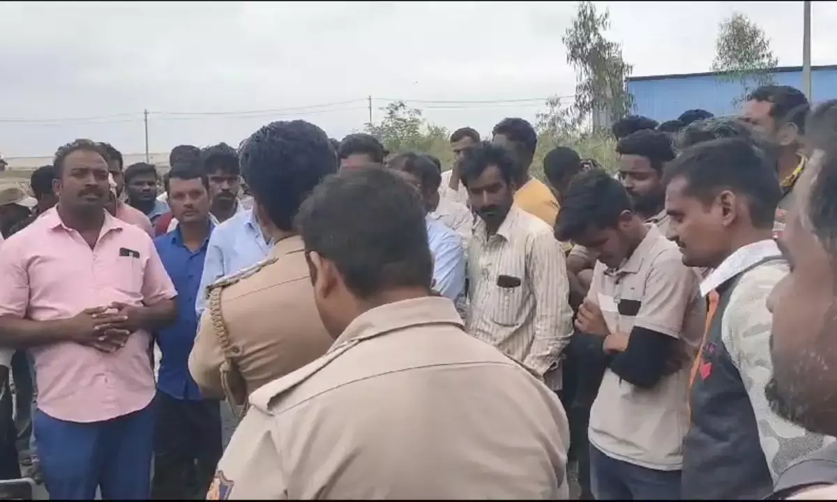 ತಿಮ್ಮನಹಳ್ಳಿ: ಕಲ್ಲು ಗಣಿ, ಕ್ರಶರ್ ಗಳಿಂದ ಮನೆಗಳ ಗೋಡೆಗಳಿಗೆ ಹಾನಿ; ರಸ್ತೆ ತಡೆದು ಗ್ರಾಮಸ್ಥರಿಂದ ಧರಣಿ