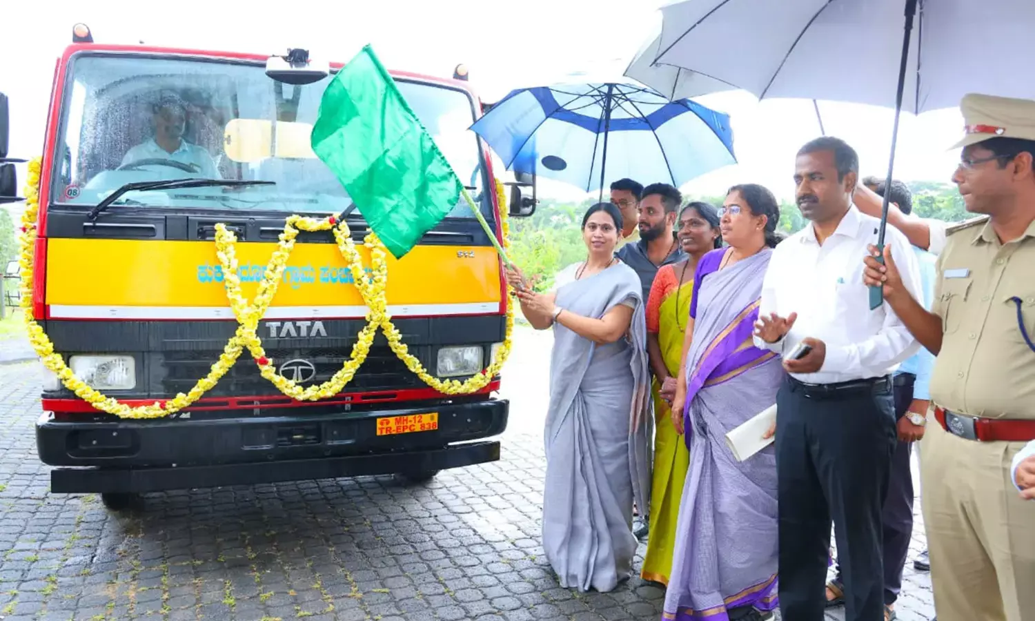 ಮಲತ್ಯಾಜ್ಯ ಸಂಗ್ರಹಣಾ ವಾಹನಕ್ಕೆ ಸಚಿವೆ ಲಕ್ಷ್ಮೀ ಹೆಬ್ಬಾಳ್ಕರ್ ಚಾಲನೆ