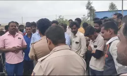 ತಿಮ್ಮನಹಳ್ಳಿ: ಕಲ್ಲು ಗಣಿ, ಕ್ರಶರ್ ಗಳಿಂದ ಮನೆಗಳ ಗೋಡೆಗಳಿಗೆ ಹಾನಿ; ರಸ್ತೆ ತಡೆದು ಗ್ರಾಮಸ್ಥರಿಂದ ಧರಣಿ