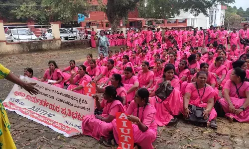 ಪುತ್ತೂರು: ಬೇಡಿಕೆ ಈಡೇರಿಕೆಗೆ ಆಗ್ರಹಿಸಿ ಆಶಾ ಕಾರ್ಯಕರ್ತೆಯರಿಂದ ಪ್ರತಿಭಟನೆ; ಮನವಿ ಸಲ್ಲಿಕೆ