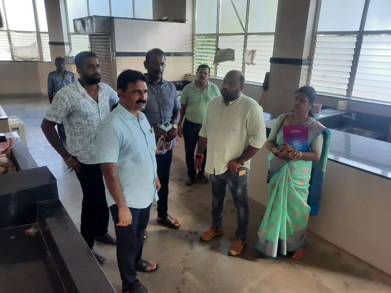 ಕಾವೂರು ಮಾರುಕಟ್ಟೆ; ವಾರದೊಳಗೆ ಸ್ಥಳಾಂತರಕ್ಕೆ ಅಂಗಡಿ ವ್ಯಾಪಾರಸ್ಥರಿಗೆ ಮೇಯರ್ ಸೂಚನೆ ಕಾವೂರು ಮಾರುಕಟ್ಟೆ; ವಾರದೊಳಗೆ ಸ್ಥಳಾಂತರಕ್ಕೆ ಅಂಗಡಿ ವ್ಯಾಪಾರಸ್ಥರಿಗೆ ಮೇಯರ್ ಸೂಚನೆ