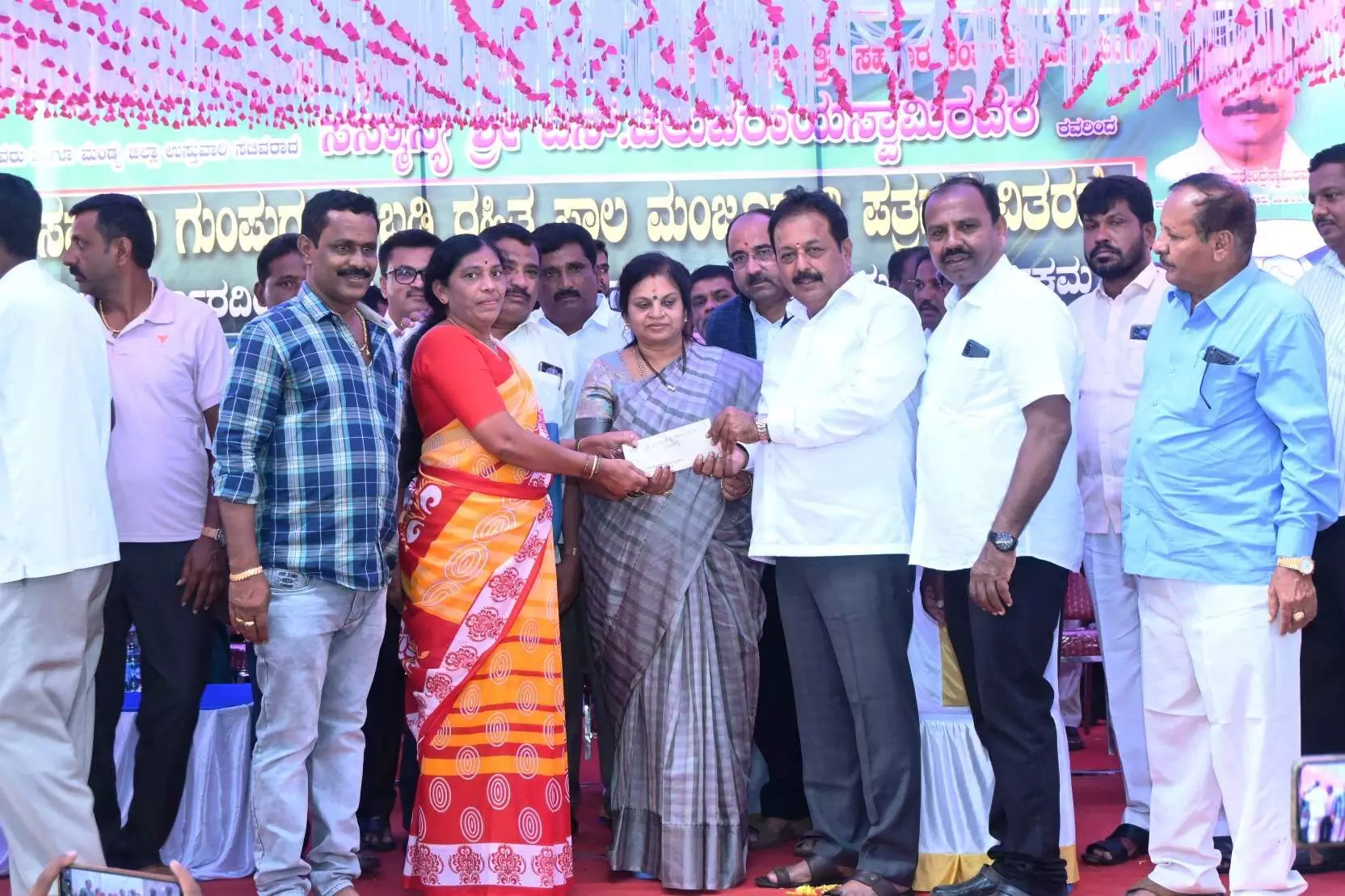 6 ತಿಂಗಳಲ್ಲಿ 78,000 ಕೋಟಿ ಮೊತ್ತದ ಸವಲತ್ತು ವಿತರಣೆ: ಸಚಿವ ಎನ್.ಚಲುವರಾಯಸ್ವಾಮಿ 6 ತಿಂಗಳಲ್ಲಿ 78,000 ಕೋಟಿ ಮೊತ್ತದ ಸವಲತ್ತು ವಿತರಣೆ: ಸಚಿವ ಎನ್.ಚಲುವರಾಯಸ್ವಾಮಿ