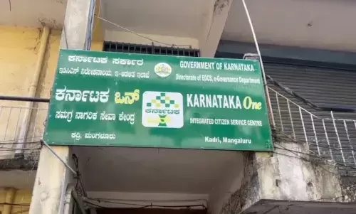 ಕದ್ರಿಯ ಕರ್ನಾಟಕ ಒನ್ ಕಚೇರಿ ಅವ್ಯವಸ್ಥೆ: ಹೋರಾಟಗಾರ ಜೆರಾರ್ಡ್ ಟವರ್ಸ್ ವಿಭಿನ್ನ ಪ್ರತಿಭಟನೆ