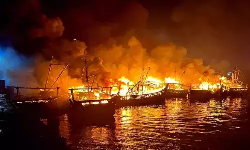 ವಿಶಾಖಪಟ್ಟಣಂ ಬಂದರಿನಲ್ಲಿ 30 ಬೋಟ್ ಬೆಂಕಿಗಾಹುತಿಯಾಗಲು ಧೂಮಪಾನ ಕಾರಣ!