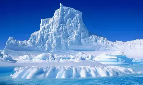 ದಕ್ಷಿಣ ಸಾಗರದತ್ತ ಚಲಿಸುತ್ತಿರುವ ವಿಶ್ವದ ಬೃಹತ್ ಮಂಜುಗಡ್ಡೆ : ವರದಿ