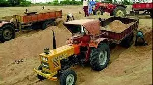 ಅಕ್ರಮ ಮರಳು ಸಾಗಾಟದ ಟ್ರ್ಯಾಕ್ಟರ್ ಹರಿದು ಅಧಿಕಾರಿ ಮೃತ್ಯು ಅಕ್ರಮ ಮರಳು ಸಾಗಾಟದ ಟ್ರ್ಯಾಕ್ಟರ್ ಹರಿದು ಅಧಿಕಾರಿ ಮೃತ್ಯು