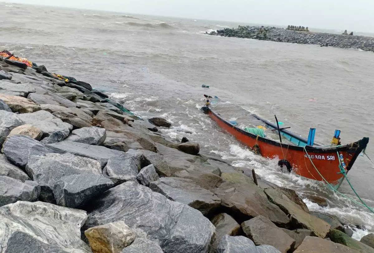 ಕೊಡೇರಿಯಲ್ಲಿ ಬಂದರು ನಿರ್ಮಾಣ: ಸರಕಾರಕ್ಕೆ ಹೈಕೋರ್ಟ್ ನೋಟಿಸ್ ಕೊಡೇರಿಯಲ್ಲಿ ಬಂದರು ನಿರ್ಮಾಣ: ಸರಕಾರಕ್ಕೆ ಹೈಕೋರ್ಟ್ ನೋಟಿಸ್