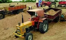 ಅಕ್ರಮ ಮರಳು ಸಾಗಾಟದ ಟ್ರ್ಯಾಕ್ಟರ್ ಹರಿದು ಅಧಿಕಾರಿ ಮೃತ್ಯು