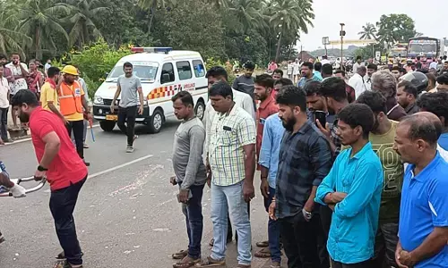 ಭಟ್ಕಳ: ಲಾರಿ - ಬೈಕ್‌ ಢಿಕ್ಕಿ; ಯುವತಿ ಮೃತ್ಯು, ಇಬ್ಬರಿಗೆ ಗಾಯ