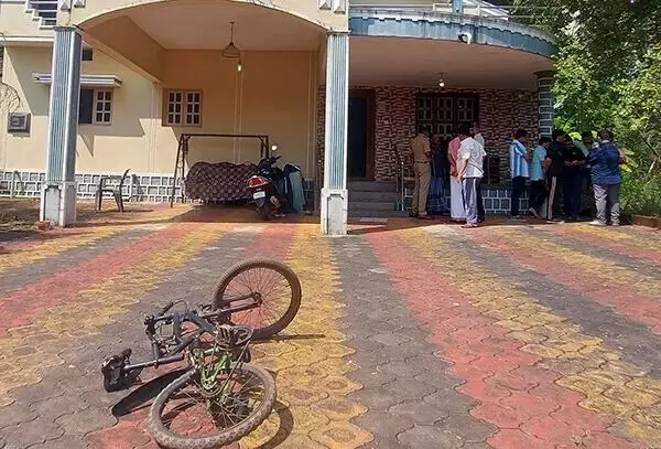 ಉಡುಪಿ: ತಾಯಿ, ಮಕ್ಕಳ ಕಗ್ಗೊಲೆ ಪ್ರಕರಣ; ಪರಿಸರದಲ್ಲಿ ಇನ್ನೂ ಮಡುಗಟ್ಟಿದ ಆತಂಕ ಉಡುಪಿ: ತಾಯಿ, ಮಕ್ಕಳ ಕಗ್ಗೊಲೆ ಪ್ರಕರಣ; ಪರಿಸರದಲ್ಲಿ ಇನ್ನೂ ಮಡುಗಟ್ಟಿದ ಆತಂಕ