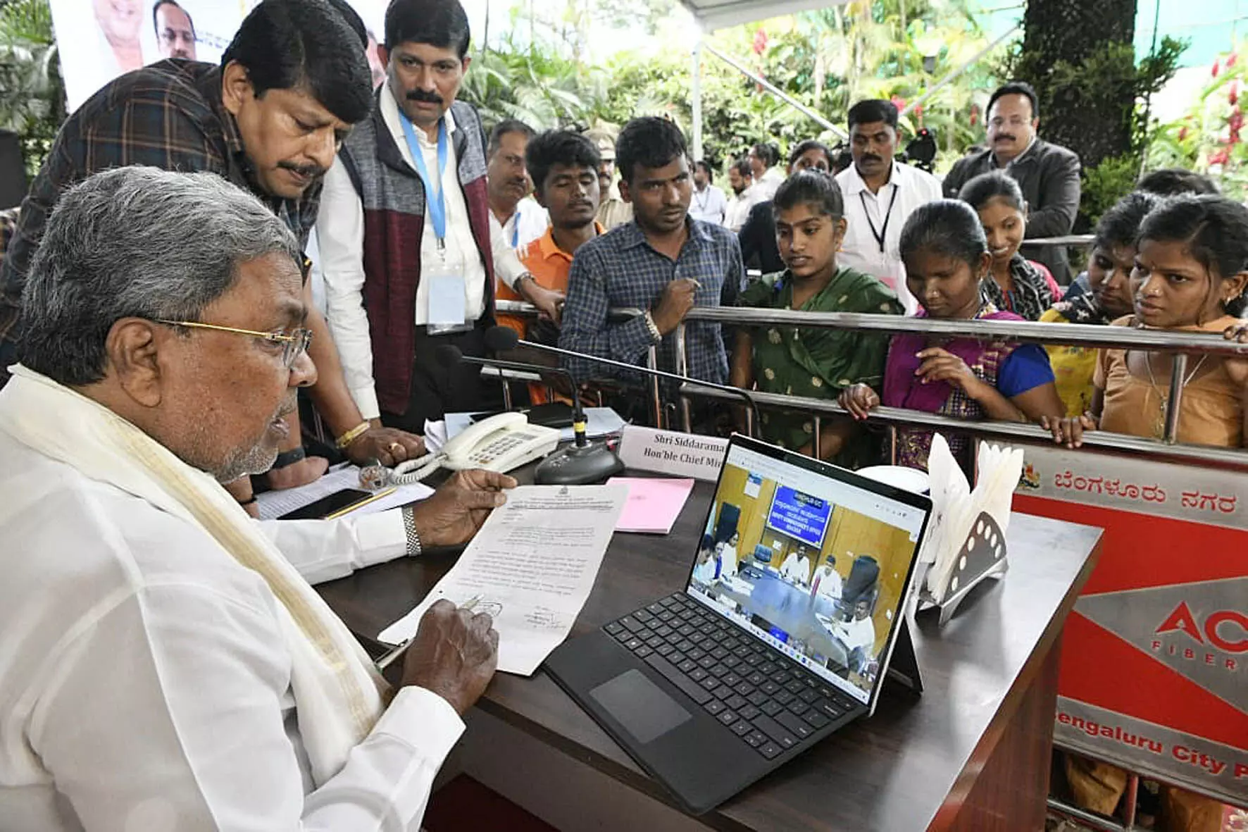 ‘ಜನ ಸ್ಪಂದನ’ಗೆ ಹರಿದು ಬಂದ ಜನಸಾಗರ: ಸಿಎಂಗೆ ಅರ್ಜಿಗಳ ಮಹಾಪೂರ; 3,812 ಅರ್ಜಿ ಸ್ವೀಕಾರ ‘ಜನ ಸ್ಪಂದನ’ಗೆ ಹರಿದು ಬಂದ ಜನಸಾಗರ: ಸಿಎಂಗೆ ಅರ್ಜಿಗಳ ಮಹಾಪೂರ; 3,812 ಅರ್ಜಿ ಸ್ವೀಕಾರ