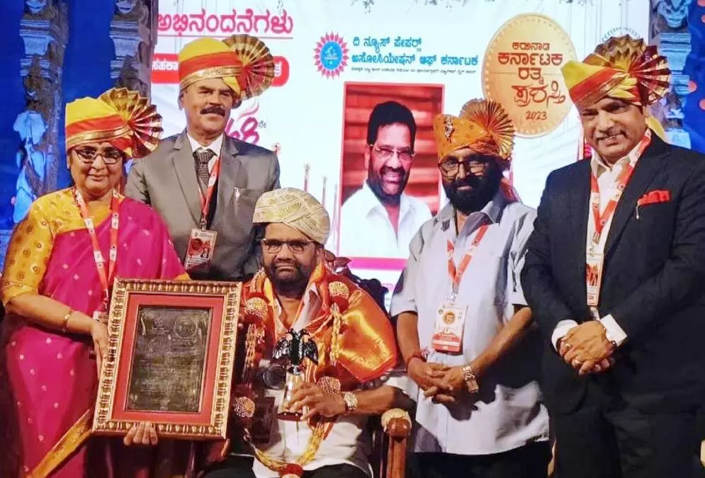 ರಾಜೇಂದ್ರ ಕುಮಾರ್ಗೆ ‘ಕರುನಾಡ ಕರ್ನಾಟಕ ರತ್ನ’ ಪ್ರಶಸ್ತಿ ಪ್ರದಾನ ರಾಜೇಂದ್ರ ಕುಮಾರ್ಗೆ ‘ಕರುನಾಡ ಕರ್ನಾಟಕ ರತ್ನ’ ಪ್ರಶಸ್ತಿ ಪ್ರದಾನ