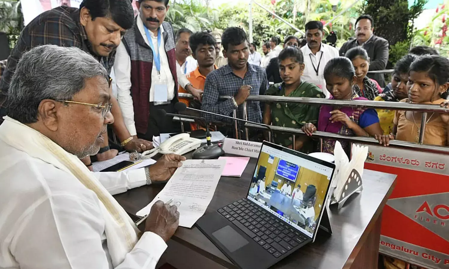 ‘ಜನ ಸ್ಪಂದನ’ಗೆ ಹರಿದು ಬಂದ ಜನಸಾಗರ: ಸಿಎಂಗೆ ಅರ್ಜಿಗಳ ಮಹಾಪೂರ; 3,812 ಅರ್ಜಿ ಸ್ವೀಕಾರ