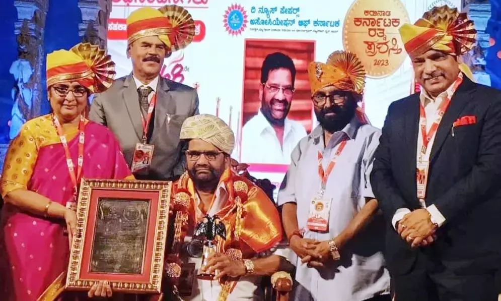 ರಾಜೇಂದ್ರ ಕುಮಾರ್‌ಗೆ ‘ಕರುನಾಡ ಕರ್ನಾಟಕ ರತ್ನ’ ಪ್ರಶಸ್ತಿ ಪ್ರದಾನ
