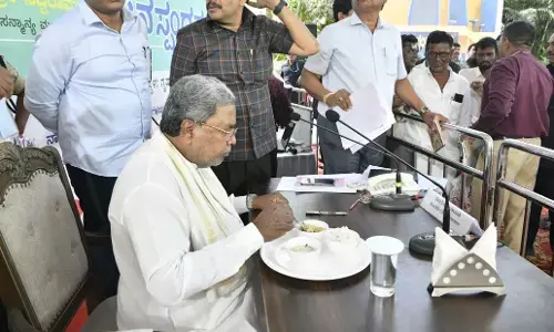 ಜನತಾ ದರ್ಶನ: ಜನರ ಸಮಯ ವ್ಯರ್ಥವಾಗಬಾರದೆಂದು ಅಹವಾಲು ಸ್ವೀಕರಿಸುತ್ತಾ ಊಟ ಮಾಡಿದ ಸಿಎಂ ಸಿದ್ದರಾಮಯ್ಯ