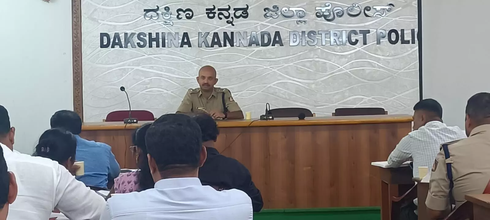 ವಾಹನಗಳಲ್ಲಿ ಹೆಚ್ಚುವರಿ ಪ್ರಯಾಣಿಕರು, ಫುಟ್ಬೋರ್ಡ್ ನಲ್ಲಿ ನೇತಾಡಿದರೆ ವಾಹನಗಳ ಪರವಾನಿಗೆ ರದ್ದು: ಎಸ್ಪಿ ಋಷ್ಯಂತ್ ವಾಹನಗಳಲ್ಲಿ ಹೆಚ್ಚುವರಿ ಪ್ರಯಾಣಿಕರು, ಫುಟ್ಬೋರ್ಡ್ ನಲ್ಲಿ ನೇತಾಡಿದರೆ ವಾಹನಗಳ ಪರವಾನಿಗೆ ರದ್ದು: ಎಸ್ಪಿ ಋಷ್ಯಂತ್