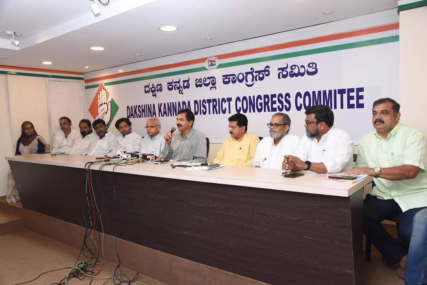 ಭೋಜೇ ಗೌಡರು ಶಿಕ್ಷಕರಿಗೆ ನೀಡಿರುವ ಕೊಡುಗೆಯನ್ನು ಪಟ್ಟಿ ಮಾಡಿ ತೋರಿಸಲಿ: ಕೆಪಿಸಿಸಿ ವಕ್ತಾರ ಲಕ್ಷ್ಮಣ್ ಸವಾಲು