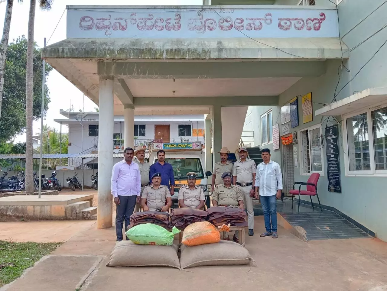ಶಿವಮೊಗ್ಗ| ಒಣಗಲು ಹಾಕಿದ್ದ ಅಡಿಕೆ ಕಳ್ಳತನ; ಆರೋಪಿಗಳನ್ನು ಬಂಧಿಸಿದ ಪೊಲೀಸರು ಶಿವಮೊಗ್ಗ| ಒಣಗಲು ಹಾಕಿದ್ದ ಅಡಿಕೆ ಕಳ್ಳತನ; ಆರೋಪಿಗಳನ್ನು ಬಂಧಿಸಿದ ಪೊಲೀಸರು