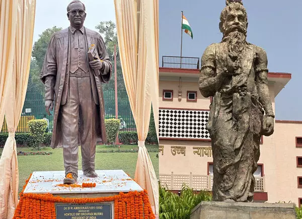 ಆಲಯದಲ್ಲಿ ಮನು-ಆವರಣದಲ್ಲಿ ಅಂಬೇಡ್ಕರ್ ಆಲಯದಲ್ಲಿ ಮನು-ಆವರಣದಲ್ಲಿ ಅಂಬೇಡ್ಕರ್