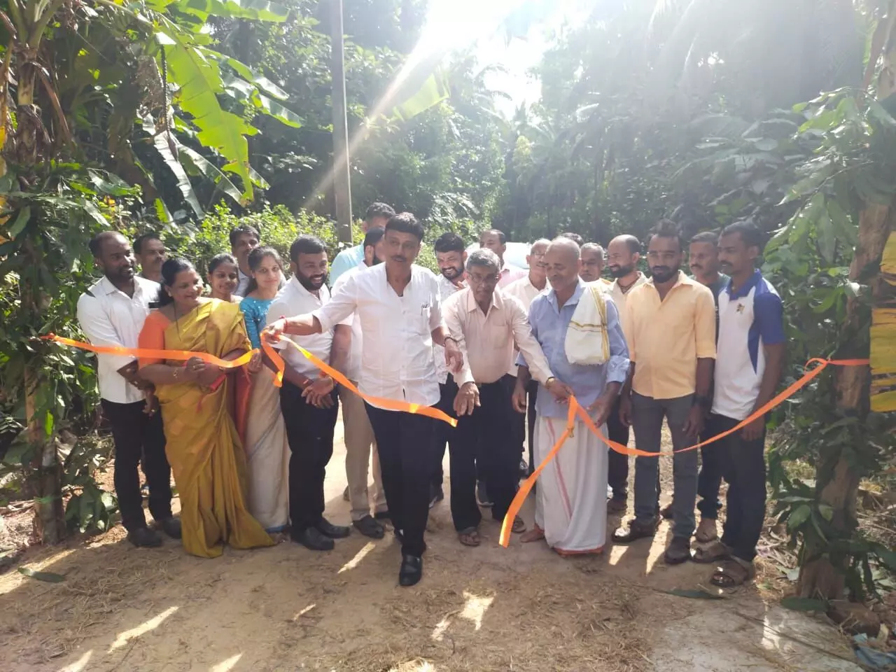 ನೆಟ್ಲಮುಡ್ನೂರು: ಏಮಾಜೆಯಲ್ಲಿ ಕಾಂಕ್ರಿಟ್ ರಸ್ತೆ ಲೋಕಾರ್ಪಣೆ ನೆಟ್ಲಮುಡ್ನೂರು: ಏಮಾಜೆಯಲ್ಲಿ ಕಾಂಕ್ರಿಟ್ ರಸ್ತೆ ಲೋಕಾರ್ಪಣೆ