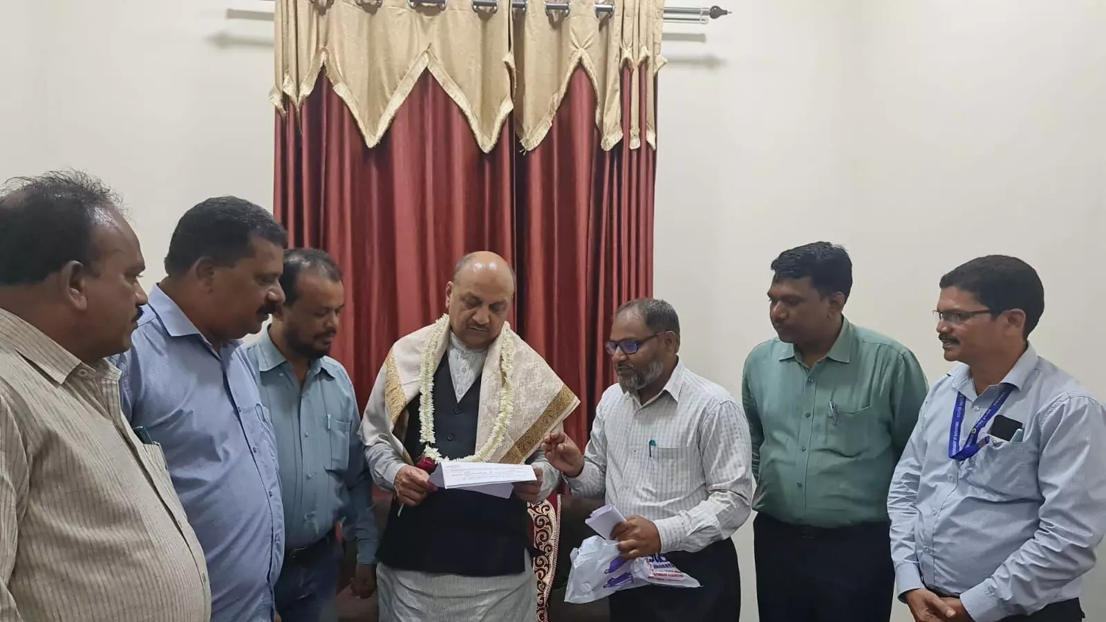 ಸರ್ಕಾರಿ ಉರ್ದು ಶಾಲೆಗಳಲ್ಲಿ ಸಮರ್ಪಕ ಮೂಲ ಸೌಕರ್ಯಕ್ಕಾಗಿ ಒತ್ತಾಯಿಸಿ ಐಟಾದಿಂದ ಅಲ್ಪಸಂಖ್ಯಾತ ಆಯೋಗಕ್ಕೆ ಮನವಿ ಸರ್ಕಾರಿ ಉರ್ದು ಶಾಲೆಗಳಲ್ಲಿ ಸಮರ್ಪಕ ಮೂಲ ಸೌಕರ್ಯಕ್ಕಾಗಿ ಒತ್ತಾಯಿಸಿ ಐಟಾದಿಂದ ಅಲ್ಪಸಂಖ್ಯಾತ ಆಯೋಗಕ್ಕೆ ಮನವಿ