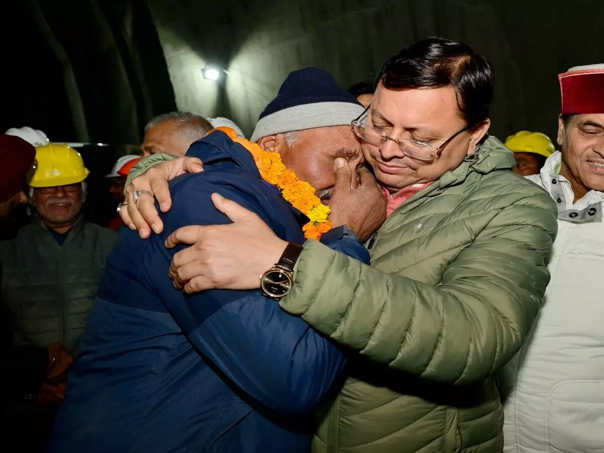 ಭಯಭೀತ ಕಿರಿಯ ಕಾರ್ಮಿಕರಿಗೆ ಭರವಸೆ ತುಂಬಿದ ಹಿರಿಯ ಗಬ್ಬರ್ ಸಿಂಗ್ ಭಯಭೀತ ಕಿರಿಯ ಕಾರ್ಮಿಕರಿಗೆ ಭರವಸೆ ತುಂಬಿದ ಹಿರಿಯ ಗಬ್ಬರ್ ಸಿಂಗ್