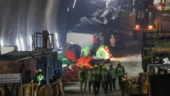 18 ತಾಸುಗಳವರೆಗೆ ಹೊರಜಗತ್ತಿನೊಂದಿಗೆ ಸಂಪರ್ಕವೇ ಇರಲಿಲ್ಲ ; ಕಾರ್ಮಿಕ ಅಖಿಲೇಶ್ ಸಿಂಗ್ 18 ತಾಸುಗಳವರೆಗೆ ಹೊರಜಗತ್ತಿನೊಂದಿಗೆ ಸಂಪರ್ಕವೇ ಇರಲಿಲ್ಲ ; ಕಾರ್ಮಿಕ ಅಖಿಲೇಶ್ ಸಿಂಗ್