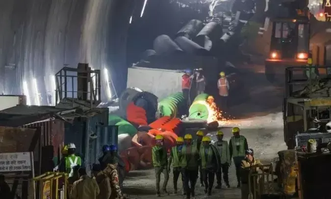 18 ತಾಸುಗಳವರೆಗೆ ಹೊರಜಗತ್ತಿನೊಂದಿಗೆ ಸಂಪರ್ಕವೇ ಇರಲಿಲ್ಲ ; ಕಾರ್ಮಿಕ ಅಖಿಲೇಶ್ ಸಿಂಗ್