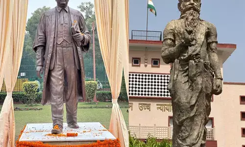 ಆಲಯದಲ್ಲಿ ಮನು-ಆವರಣದಲ್ಲಿ ಅಂಬೇಡ್ಕರ್