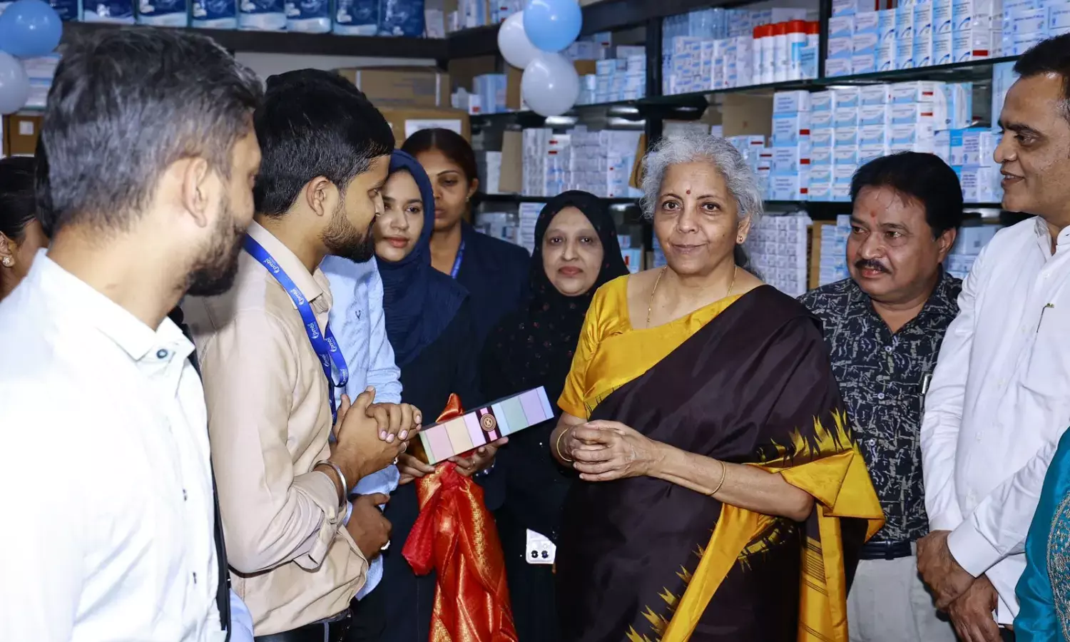 ಜನೌಷಧಿ ಕೇಂದ್ರದಲ್ಲಿ ಸಾರ್ವಜನಿಕರೊಂದಿಗೆ ಕೇಂದ್ರ ಸಚಿವೆ ನಿರ್ಮಲಾ ಸೀತಾರಾಮನ್ ಸಂವಾದ