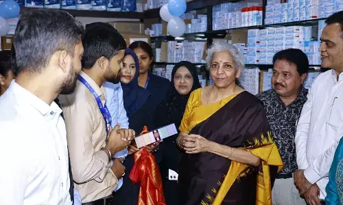 ಜನೌಷಧಿ ಕೇಂದ್ರದಲ್ಲಿ ಸಾರ್ವಜನಿಕರೊಂದಿಗೆ ಕೇಂದ್ರ ಸಚಿವೆ ನಿರ್ಮಲಾ ಸೀತಾರಾಮನ್ ಸಂವಾದ