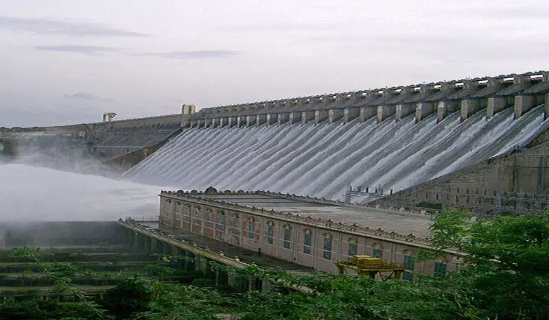 ಮಧ್ಯರಾತ್ರಿ ಕಾರ್ಯಾಚರಣೆ: ಅಣೆಕಟ್ಟಿನ ಅರ್ಧ ನೀರು ಬಿಡಿಸಿಕೊಂಡ ಆಂಧ್ರ