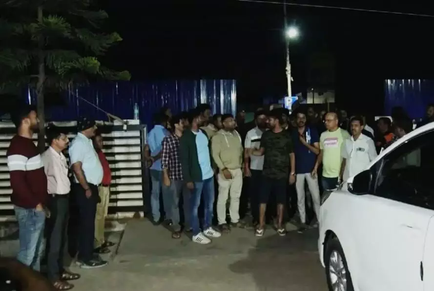 ಚಿಕ್ಕಮಗಳೂರು: ಹೆಲ್ಮೆಟ್ ವಿಚಾರಕ್ಕೆ ಯುವ ವಕೀಲನ ಮೇಲೆ ಹಲ್ಲೆ ಆರೋಪ; ಪಿಎಸ್ಸೈ ಸಹಿತ 6 ಪೊಲೀಸರ ಅಮಾನತು ಚಿಕ್ಕಮಗಳೂರು: ಹೆಲ್ಮೆಟ್ ವಿಚಾರಕ್ಕೆ ಯುವ ವಕೀಲನ ಮೇಲೆ ಹಲ್ಲೆ ಆರೋಪ; ಪಿಎಸ್ಸೈ ಸಹಿತ 6 ಪೊಲೀಸರ ಅಮಾನತು