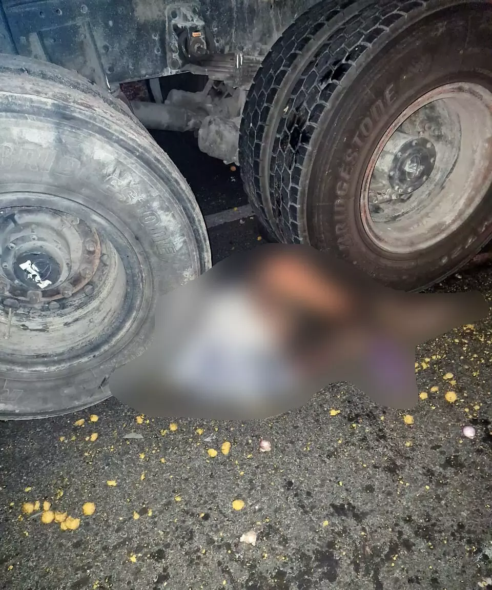 ಕಲಬುರಗಿ | ಕೆಟ್ಟು ನಿಂತಿದ್ದ ಗೂಡ್ಸ್ ವಾಹನ ದುರಸ್ತಿ ವೇಳೆ ಟ್ಯಾಂಕರ್ ಢಿಕ್ಕಿ: ಮೂವರು ಮೃತ್ಯು ಕಲಬುರಗಿ | ಕೆಟ್ಟು ನಿಂತಿದ್ದ ಗೂಡ್ಸ್ ವಾಹನ ದುರಸ್ತಿ ವೇಳೆ ಟ್ಯಾಂಕರ್ ಢಿಕ್ಕಿ: ಮೂವರು ಮೃತ್ಯು