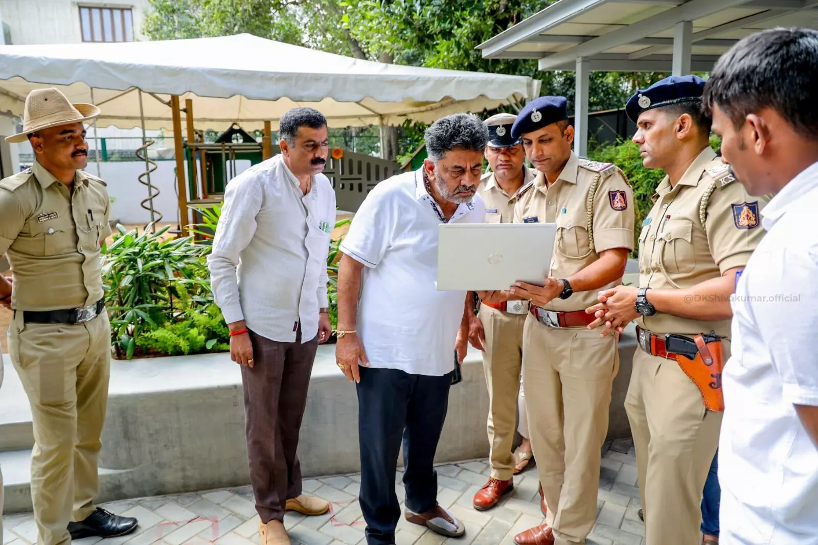 ಬೆಂಗಳೂರು: ಬೇಬಿ ಸಿಟ್ಟಿಂಗ್ ಗೆ ಬಾಂಬ್ ಬೆದರಿಕೆ ಸಂದೇಶ; ಸ್ಥಳಕ್ಕೆ ಭೇಟಿ ನೀಡಿದ ಡಿಸಿಎಂ ಬೆಂಗಳೂರು: ಬೇಬಿ ಸಿಟ್ಟಿಂಗ್ ಗೆ ಬಾಂಬ್ ಬೆದರಿಕೆ ಸಂದೇಶ; ಸ್ಥಳಕ್ಕೆ ಭೇಟಿ ನೀಡಿದ ಡಿಸಿಎಂ