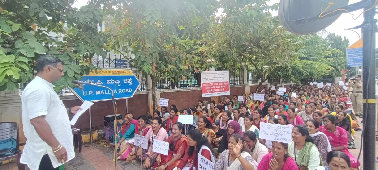 ವೇತನ ಹೆಚ್ಚಳ ಸಹಿತ ವಿವಿಧ ಭೇಡಿಕೆಗಳ ಈಡೇರಿಕೆಗೆ ಆಗ್ರಹ: ಮಂಗಳೂರಿನಲ್ಲಿ ಬೀದಿಗಿಳಿದ ಎಂಬಿಕೆ- ಎಲ್.ಸಿ.ಆರ್.ಪಿ. ನೌಕರರು