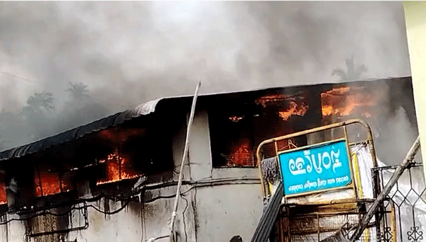 ಚಾಮರಾಜನಗರ: ಸಿಲಿಂಡರ್ ಸೋರಿಕೆಯಿಂದ ಲಾಡು ತಯಾರಿಕಾ ಘಟಕ ಬೆಂಕಿಗಾಹುತಿ