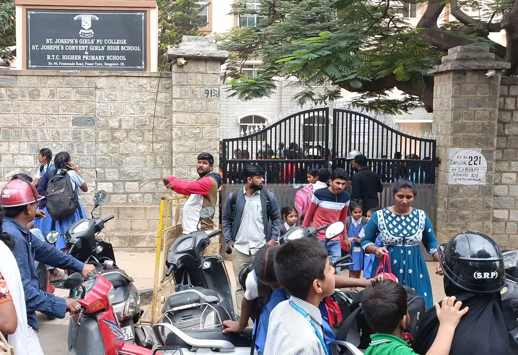 ಬೆಂಗಳೂರು| ಶಾಲೆಗಳಿಗೆ ಹುಸಿ ಬಾಂಬ್ ಬೆದರಿಕೆ; ದಿನಪೂರ್ತಿ ಮಕ್ಕಳನ್ನು ಶಾಲೆಯಿಂದ ಮನೆಗೆ ವಾಪಸ್ಸು ಕರೆತರಲು ಪೋಷಕರ ಹರಸಾಹಸ ಬೆಂಗಳೂರು| ಶಾಲೆಗಳಿಗೆ ಹುಸಿ ಬಾಂಬ್ ಬೆದರಿಕೆ; ದಿನಪೂರ್ತಿ ಮಕ್ಕಳನ್ನು ಶಾಲೆಯಿಂದ ಮನೆಗೆ ವಾಪಸ್ಸು ಕರೆತರಲು ಪೋಷಕರ ಹರಸಾಹಸ