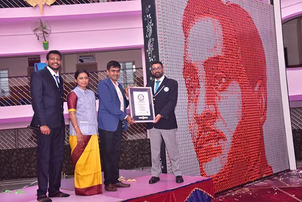 ರೂಬಿಕ್ ಕ್ಯೂಬ್ನಲ್ಲಿ ದ್ವಿಮುಖ ಚಿತ್ರ ರಚಿಸಿ ಗಿನ್ನಿಸ್ ದಾಖಲೆ ಸೃಷ್ಟಿಸಿದ ಹಟ್ಟಿಯಂಗಡಿ ಶ್ರೀಸಿದ್ಧಿವಿನಾಯಕ ವಸತಿ ಶಾಲೆಯ ವಿದ್ಯಾರ್ಥಿಗಳು ರೂಬಿಕ್ ಕ್ಯೂಬ್ನಲ್ಲಿ ದ್ವಿಮುಖ ಚಿತ್ರ ರಚಿಸಿ ಗಿನ್ನಿಸ್ ದಾಖಲೆ ಸೃಷ್ಟಿಸಿದ ಹಟ್ಟಿಯಂಗಡಿ ಶ್ರೀಸಿದ್ಧಿವಿನಾಯಕ ವಸತಿ ಶಾಲೆಯ ವಿದ್ಯಾರ್ಥಿಗಳು