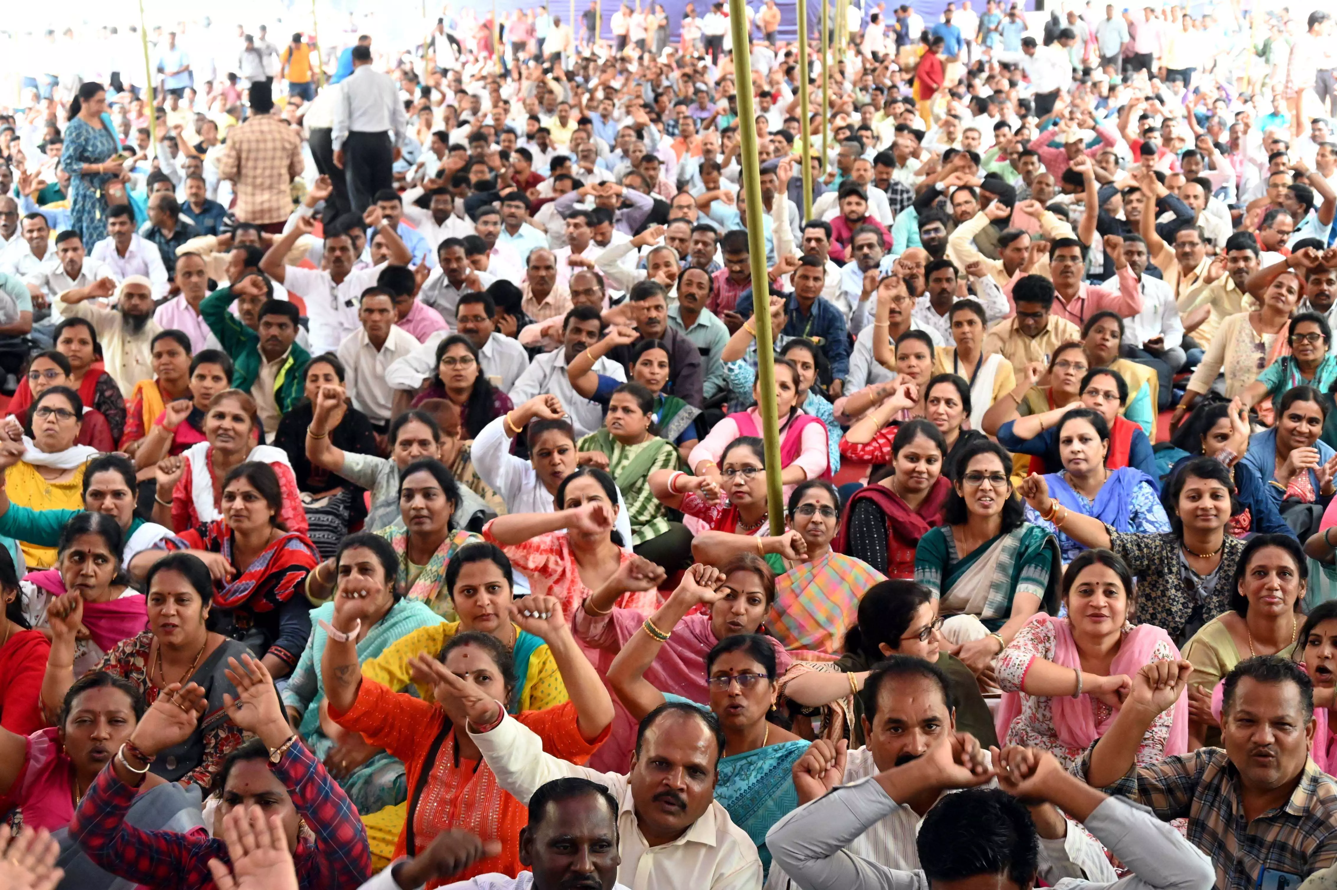 ಸುತ್ತೋಲೆಗಳ ಮೂಲಕ ಇಲಾಖೆಗಳನ್ನು ವಿಲೀನಗೊಳಿಸುವುದು ಕಾನೂನುಬಾಹಿರ: ನ್ಯಾ. ಗೋಪಾಲಗೌಡ ಸುತ್ತೋಲೆಗಳ ಮೂಲಕ ಇಲಾಖೆಗಳನ್ನು ವಿಲೀನಗೊಳಿಸುವುದು ಕಾನೂನುಬಾಹಿರ: ನ್ಯಾ. ಗೋಪಾಲಗೌಡ