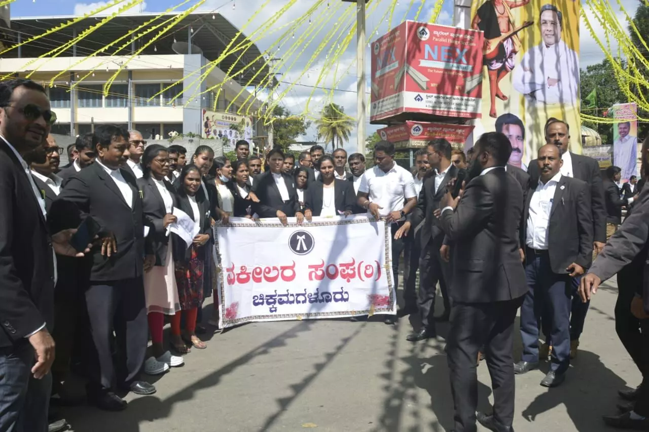 ವಕೀಲನ ಮೇಲೆ ಹಲ್ಲೆ: ಬಾರ್ ಕೌನ್ಸಿಲ್ ಅಧ್ಯಕ್ಷರ ನೇತೃತ್ವದಲ್ಲಿ ಧರಣಿ ವಕೀಲನ ಮೇಲೆ ಹಲ್ಲೆ: ಬಾರ್ ಕೌನ್ಸಿಲ್ ಅಧ್ಯಕ್ಷರ ನೇತೃತ್ವದಲ್ಲಿ ಧರಣಿ