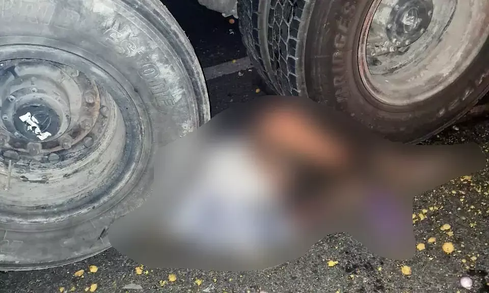 ಕಲಬುರಗಿ | ಕೆಟ್ಟು ನಿಂತಿದ್ದ ಗೂಡ್ಸ್ ವಾಹನ ದುರಸ್ತಿ ವೇಳೆ ಟ್ಯಾಂಕರ್ ಢಿಕ್ಕಿ: ಮೂವರು ಮೃತ್ಯು