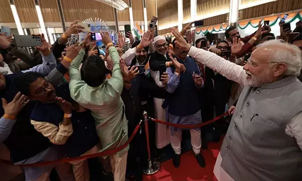 ಯುಎಇನಲ್ಲಿ ಪ್ರಧಾನಿ ಮೋದಿಗೆ ಭವ್ಯ ಸ್ವಾಗತ