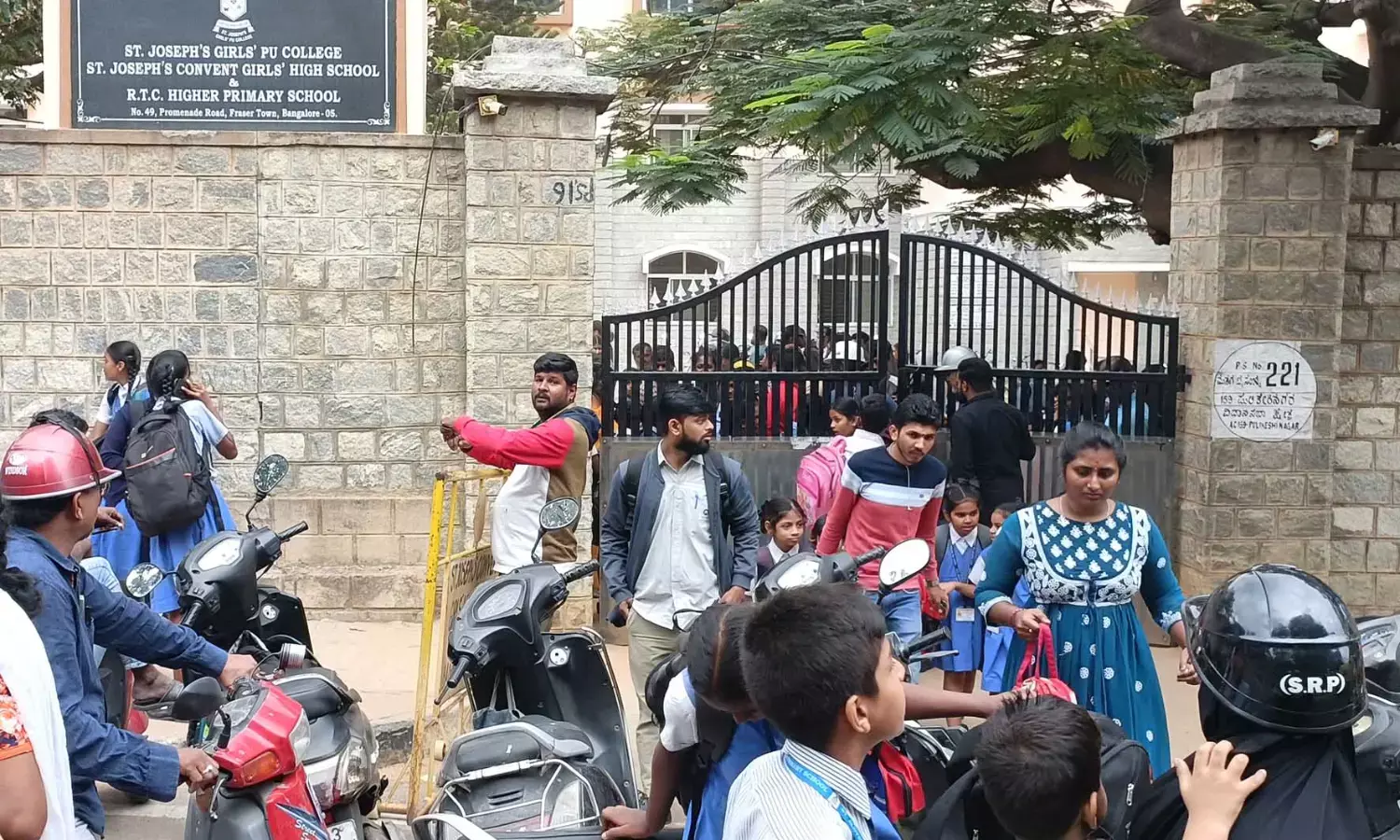 ಬೆಂಗಳೂರು|  ಶಾಲೆಗಳಿಗೆ ಹುಸಿ ಬಾಂಬ್ ಬೆದರಿಕೆ; ದಿನಪೂರ್ತಿ ಮಕ್ಕಳನ್ನು ಶಾಲೆಯಿಂದ ಮನೆಗೆ ವಾಪಸ್ಸು ಕರೆತರಲು ಪೋಷಕರ ಹರಸಾಹಸ