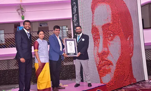 ರೂಬಿಕ್ ಕ್ಯೂಬ್‌ನಲ್ಲಿ ದ್ವಿಮುಖ ಚಿತ್ರ ರಚಿಸಿ ಗಿನ್ನಿಸ್ ದಾಖಲೆ ಸೃಷ್ಟಿಸಿದ ಹಟ್ಟಿಯಂಗಡಿ ಶ್ರೀಸಿದ್ಧಿವಿನಾಯಕ ವಸತಿ ಶಾಲೆಯ ವಿದ್ಯಾರ್ಥಿಗಳು