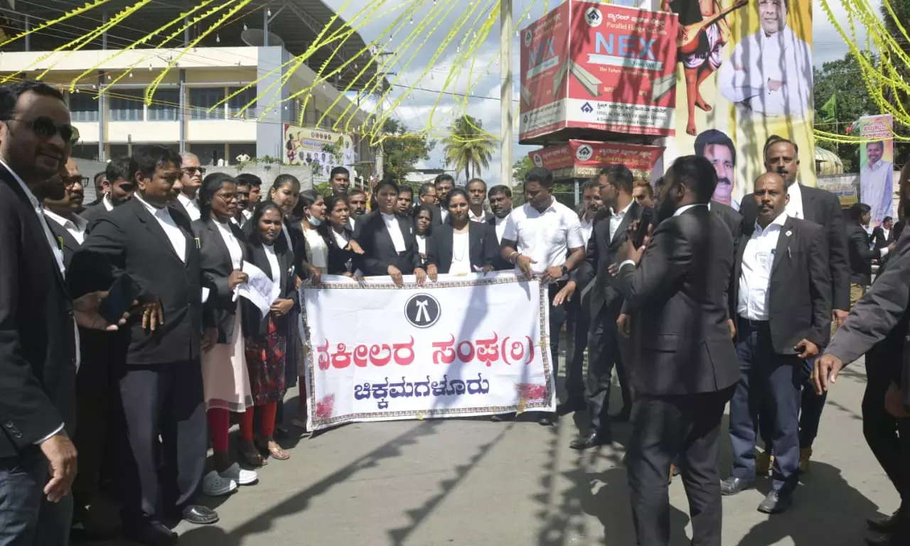 ವಕೀಲನ ಮೇಲೆ ಹಲ್ಲೆ: ಬಾರ್ ಕೌನ್ಸಿಲ್ ಅಧ್ಯಕ್ಷರ ನೇತೃತ್ವದಲ್ಲಿ ಧರಣಿ