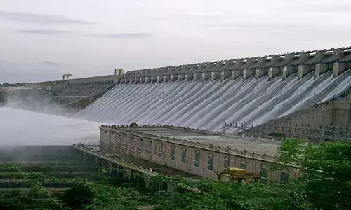 ಮಧ್ಯರಾತ್ರಿ ಕಾರ್ಯಾಚರಣೆ: ಅಣೆಕಟ್ಟಿನ ಅರ್ಧ ನೀರು ಬಿಡಿಸಿಕೊಂಡ ಆಂಧ್ರ