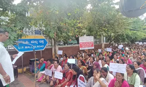 ವೇತನ ಹೆಚ್ಚಳ ಸಹಿತ ವಿವಿಧ ಭೇಡಿಕೆಗಳ ಈಡೇರಿಕೆಗೆ ಆಗ್ರಹ: ಮಂಗಳೂರಿನಲ್ಲಿ ಬೀದಿಗಿಳಿದ ಎಂಬಿಕೆ- ಎಲ್.ಸಿ.ಆರ್.ಪಿ. ನೌಕರರು