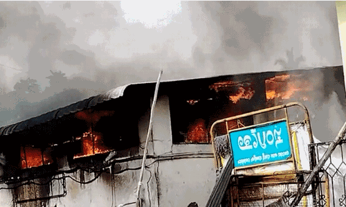 ಚಾಮರಾಜನಗರ: ಸಿಲಿಂಡರ್ ಸೋರಿಕೆಯಿಂದ ಲಾಡು ತಯಾರಿಕಾ ಘಟಕ ಬೆಂಕಿಗಾಹುತಿ